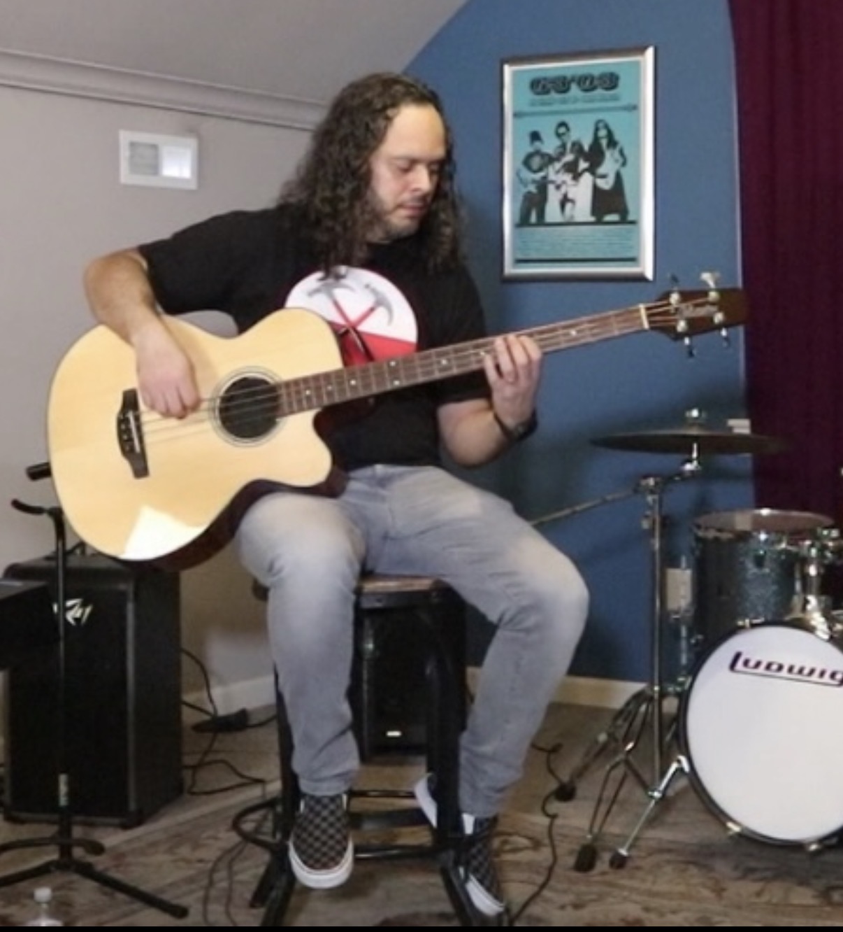 Giovanni Meza tocando el bajo